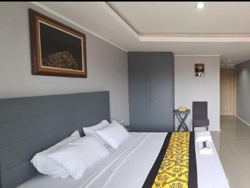 Un pat sau paturi într-o cameră la Deluxe Room