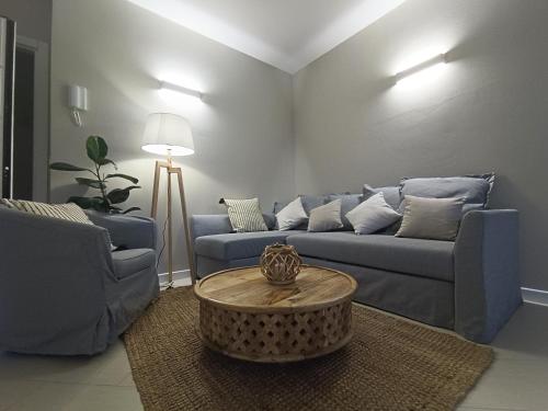 a living room with a blue couch and a table at Casa degli Aromi in Lucca