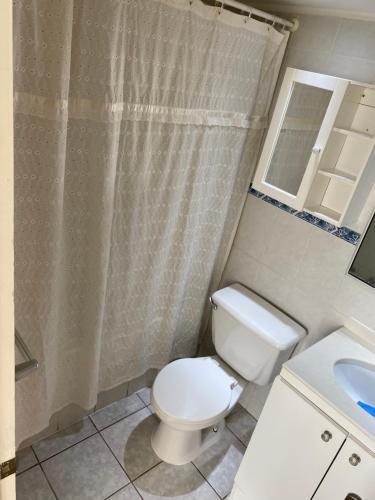 伊基克的住宿－Agua Marina Iqq，浴室配有白色卫生间和盥洗盆。