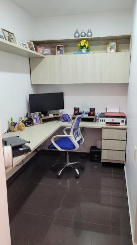 an office with a desk with a computer and a chair at Casa Provenza Bucaramanga in Bucaramanga