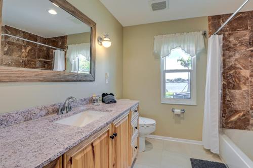 Ένα μπάνιο στο Waterfront Port Charlotte Home with Pool and Lanai