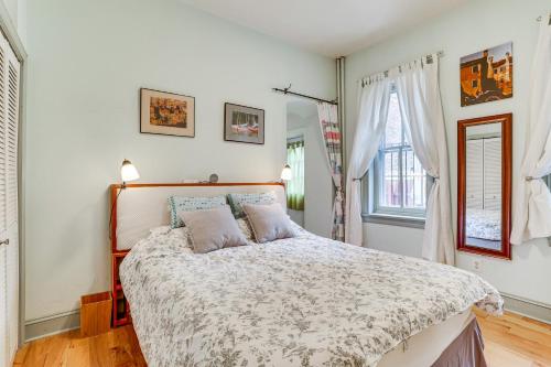 מיטה או מיטות בחדר ב-MCM-Inspired Philadelphia Apartment Private Deck