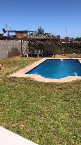 Bazén v ubytování Cabaña Rustica nebo v jeho okolí