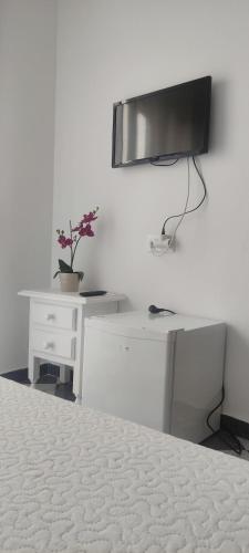 Televisyen dan/atau pusat hiburan di Hostal Restaurante La Giralda