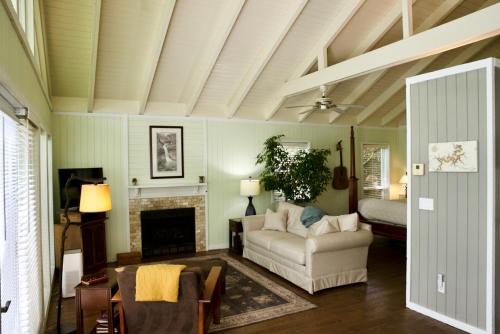 a living room with a couch and a fireplace at Beaver Lake Cottages in Eureka Springs