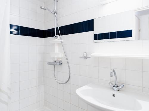 une salle de bain blanche avec une douche et un lavabo dans l'établissement Villa 2P Mezzanine, Terrasse, Parking, WIFI, Narbonne - 50m Plage - FR-1-409-51, à Narbonne-Plage