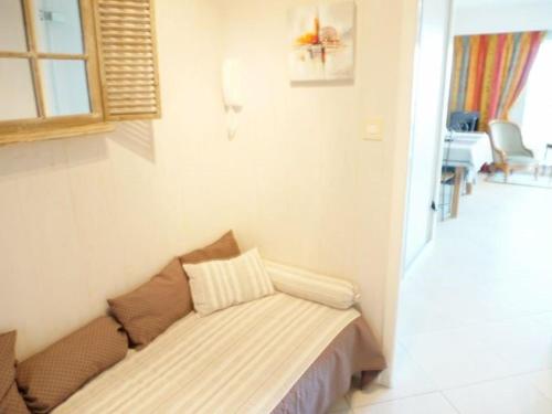 une chambre avec un canapé dans l'angle d'une pièce dans l'établissement Appartement 3* à Perros-Guirec, plage à 50m, garage privé - FR-1-368-73, à Perros-Guirec