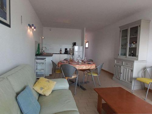 un salon avec un canapé et une table dans l'établissement Appartement 4/5 pers avec parking privé, vue sur mer - FR-1-387-105, à Marseillan