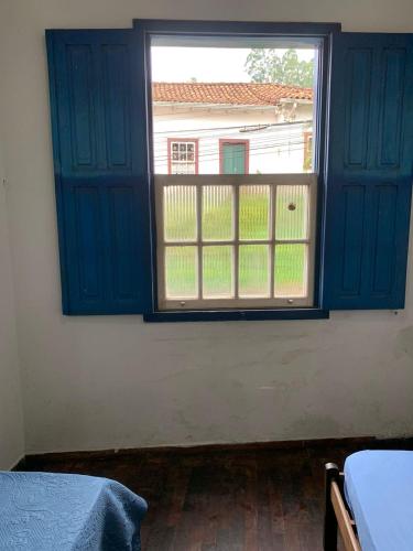 um quarto vazio com uma janela e uma cama em República Cruz Vermelha em Ouro Preto