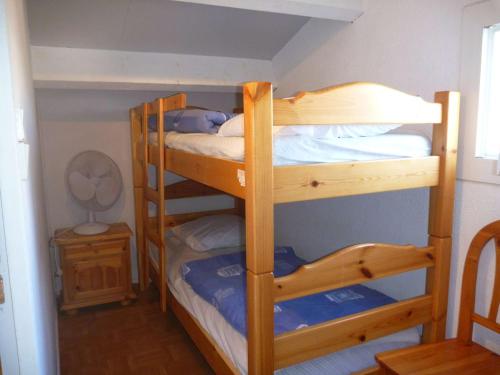 quelques lits superposés dans une chambre dans l'établissement Maison rénovée proche plage, quartier calme, parking privé, animaux acceptés - FR-1-387-108, à Marseillan