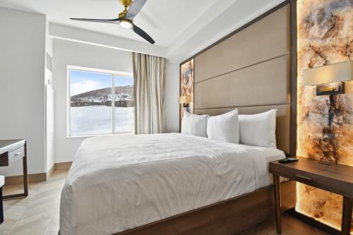 um quarto de hotel com uma cama e uma janela em Westgate full 1 bedroom separate kitchen living ski in ski out spa pool tennis shuttle 4406 em Park City