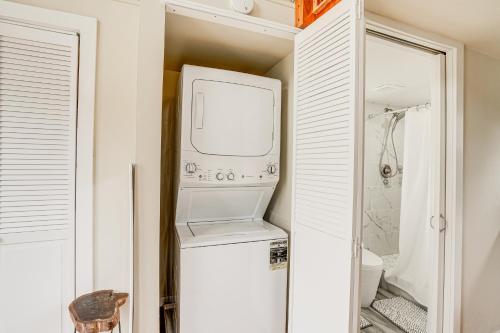 uma máquina de lavar e secar roupa num armário branco em Pacheco Studio Cottage, 22 Mi to Downtown Oakland 