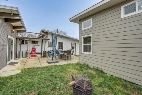 a backyard with a house and a patio at PachecoandMartinez Studio 22 Mi to Dtwn Oakland! in Pacheco