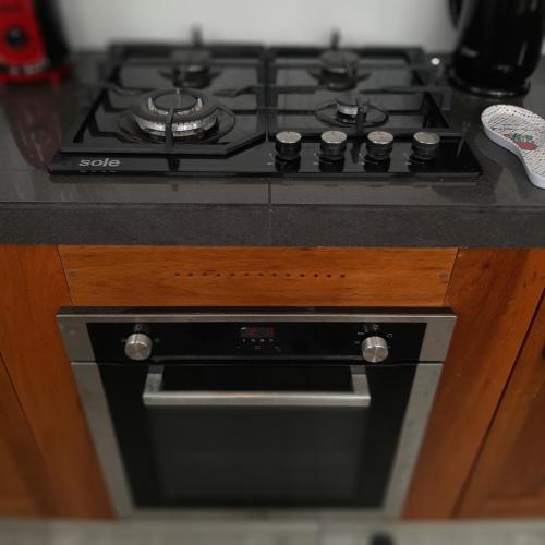 a black stove top oven in a kitchen at CASA DE PLAYA Durante todo el año in Punta Negra