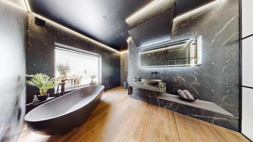 Baño negro con bañera y lavamanos en Hotel feel celebrity style - 6 parking spaces - pet friendly - very private, en Cardiff
