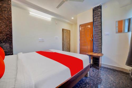 Ein Bett oder Betten in einem Zimmer der Unterkunft OYO Flagship 81336 Hotel Ragas