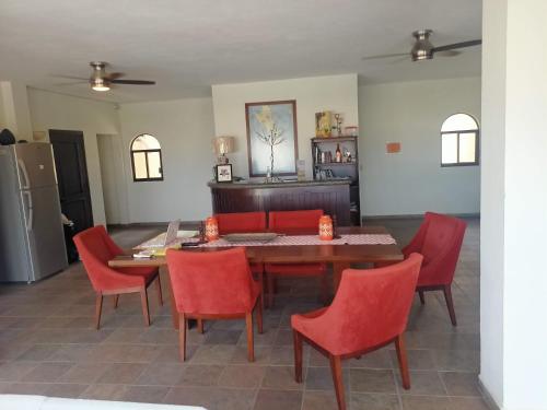 comedor con mesa y sillas rojas en Hostal San Jose en San José del Cabo