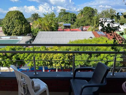 d'un balcon avec deux chaises et une vue sur le toit. dans l'établissement Posada Turística Marova, à Inírida