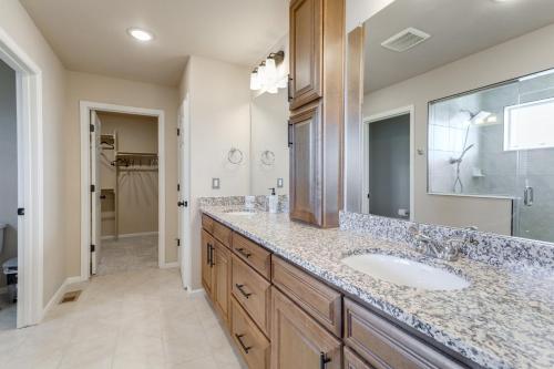 Ένα μπάνιο στο 17 Mi to Downtown Denver Modern Aurora Home!