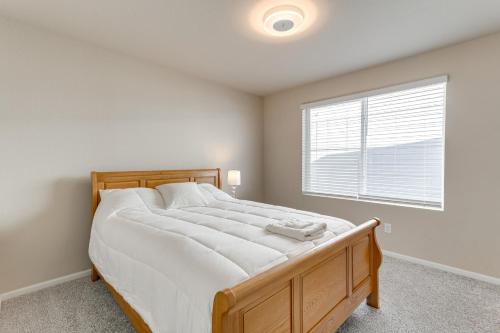 Ένα ή περισσότερα κρεβάτια σε δωμάτιο στο 17 Mi to Downtown Denver Modern Aurora Home!