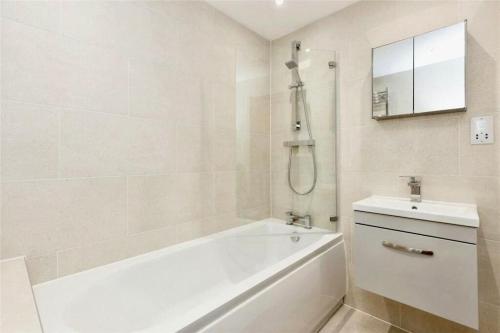 Kúpeľňa v ubytovaní Brand new modern Cheltenham home