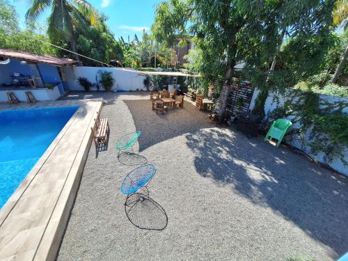 un patio avec des chaises et une piscine dans l'établissement LA CASA AZUL DE SAMARA, à Barrio Nuevo