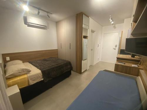 - une chambre avec un lit et une télévision dans l'établissement Studio 2 Patteo Helbor - MAIA, à Guarulhos