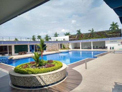 - une piscine dans un bâtiment avec un complexe dans l'établissement Hotel Real Elim International, à Cali