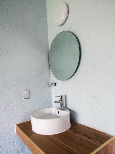 een badkamer met een wastafel en een spiegel bij Quinta Diana in Atlacholoaya