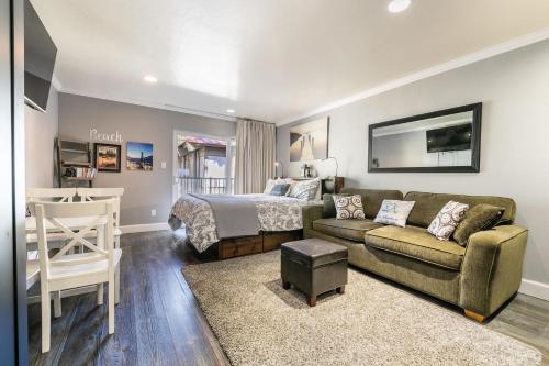 Χώρος καθιστικού στο King Deluxe Studio 2nd Floor Unit 216 Bldg B
