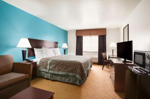 Postel nebo postele na pokoji v ubytování Days Inn & Suites by Wyndham Conroe North