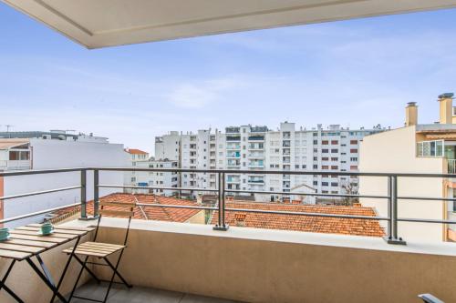 un balcon avec vue sur un immeuble dans l'établissement Appartement Juanesco - Welkeys, à Juan-les-Pins