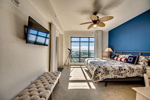 sypialnia z łóżkiem i wentylatorem sufitowym w obiekcie Vista Del Mar at Cape Harbour Marina, 10th Floor Luxury Condo, King Bed, Views! w mieście Cape Coral