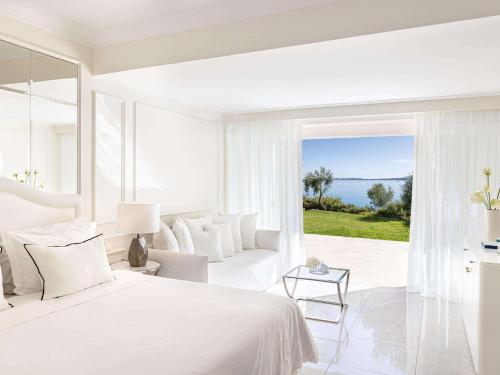 Postel nebo postele na pokoji v ubytování Corfu Imperial, A Grecotel Resort to Live