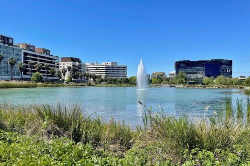 a lake with a fountain in the middle of a city at Le Sublime- Vue climatisation et parking ! in Montpellier