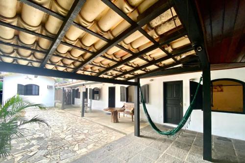 eine Veranda mit Hängematte in der Mitte eines Gebäudes in der Unterkunft Baluarte Suites in Búzios