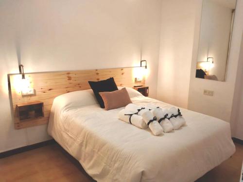 - une chambre avec un grand lit blanc et 2 oreillers dans l'établissement Primera linea playa valdelagrana vistas al mar, à El Puerto de Santa María