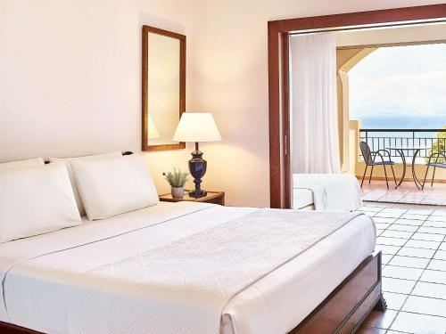 Letto o letti in una camera di Grecotel LUXME Oasis at Riviera Olympia & Aqua Park