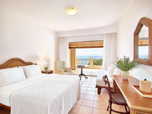 Letto o letti in una camera di Grecotel LUXME Oasis at Riviera Olympia & Aqua Park