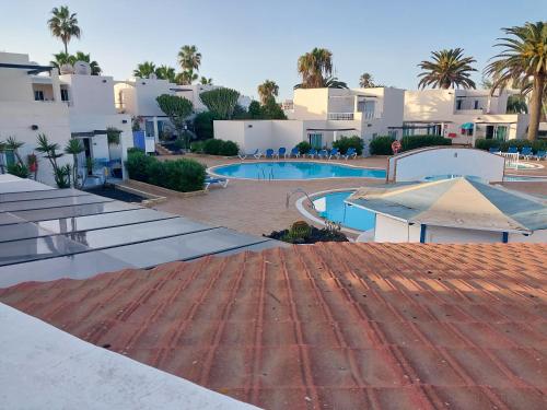 een uitzicht op een resort met een zwembad en gebouwen bij Casa alisios 71 in Corralejo