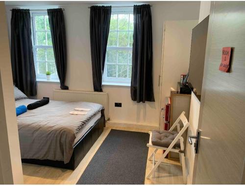 Un dormitorio pequeño con una cama y una ventana. en Central London property-ensuite, double and budget room, en Londres
