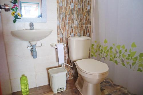 a bathroom with a toilet and a sink at Villa Bonita in Bucaramanga