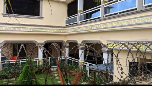 een gebouw met een balkon met planten erop bij Refuge celeste : Votre Havre Numerique in Lomé