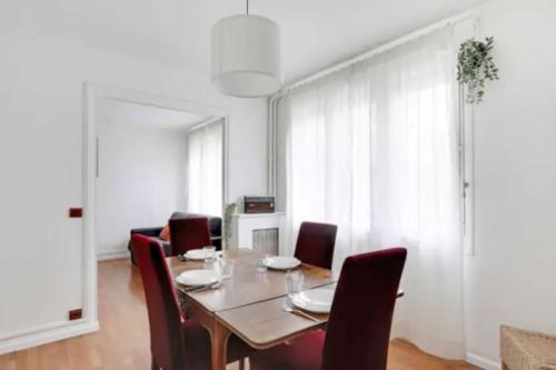 une salle à manger avec une table et des chaises dans l'établissement Superbe appartement lumineux et calme, à Saint-Ouen