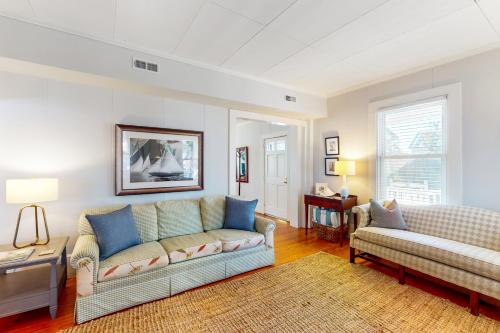 ein Wohnzimmer mit Couch und Tisch in der Unterkunft The Front Porch on Ann Street in Beaufort