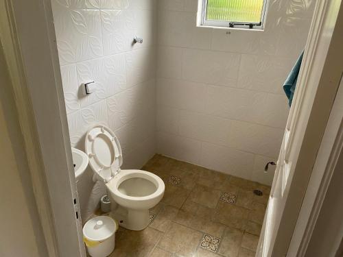 een badkamer met een toilet en een wastafel bij Excelente casa com piscina próximo SP in Nazaré Paulista