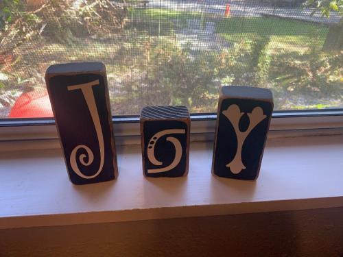 four black and white vases sitting on a window sill at Mountain Meadows Inn & Chalet Suites in Ashford