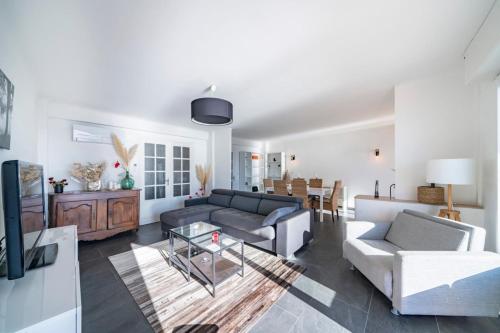 un salon avec un canapé et une table dans l'établissement Wonderful 2 bedroom apartment with sea view, à Cannes