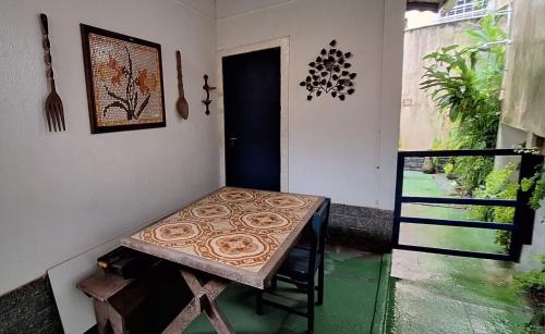 a small table in a room with a door at Recanto das tartarugas in Mangaratiba