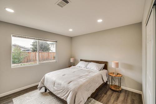 een slaapkamer met een bed en een raam bij Stylish San Jose Retreat - 7 Mi to Downtown in San Jose